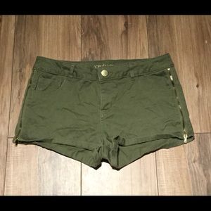 Zipper side shorts